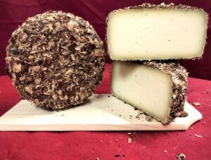 “Primula Bruna 500 Gr.” – Pecorino affinato in Rusco di Castagna